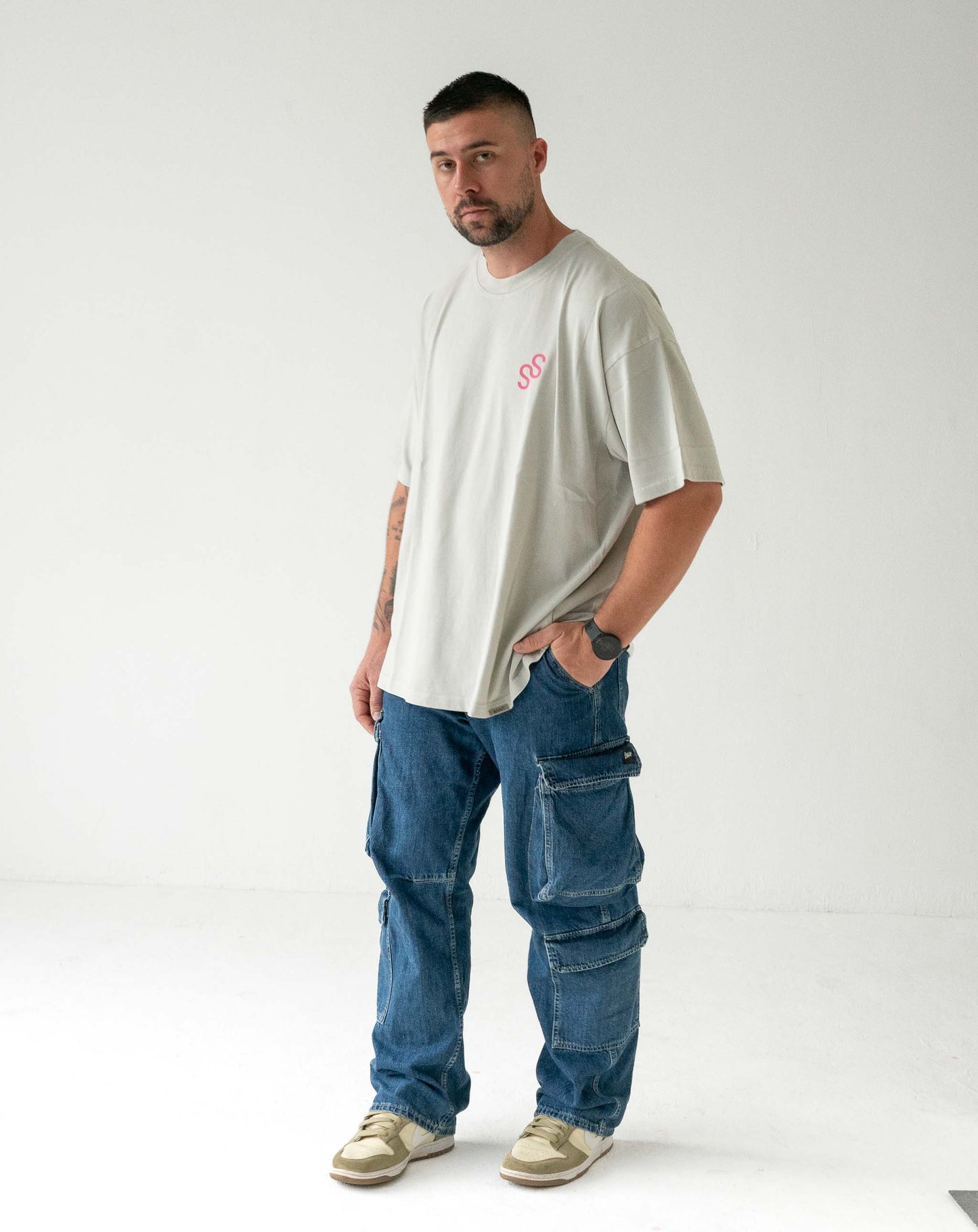 Unisex T-Shirt Snow Wash with Pink Logo