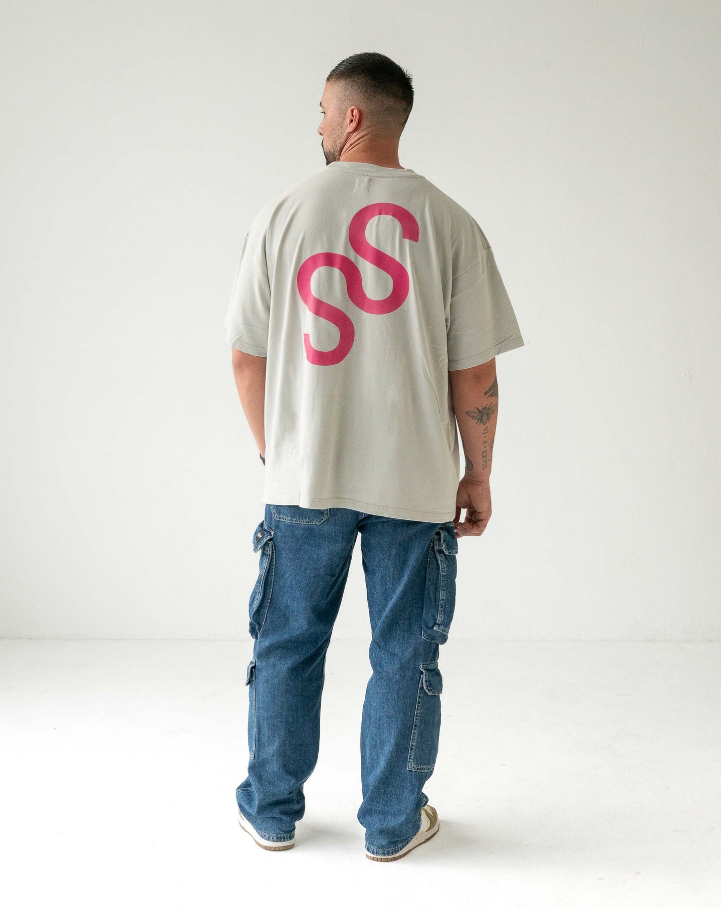 Unisex T-Shirt Snow Wash with Pink Logo