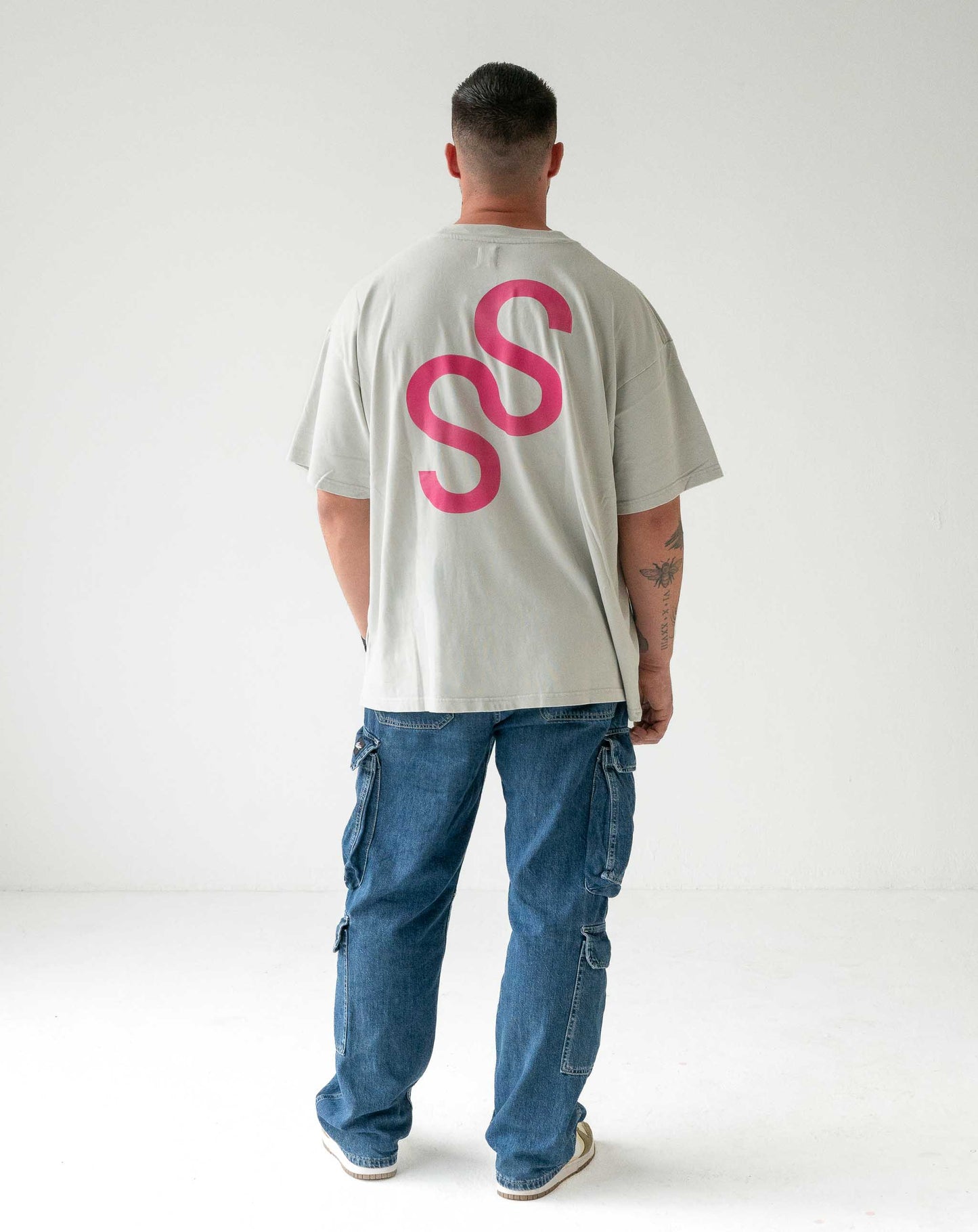 Unisex T-Shirt Snow Wash with Pink Logo