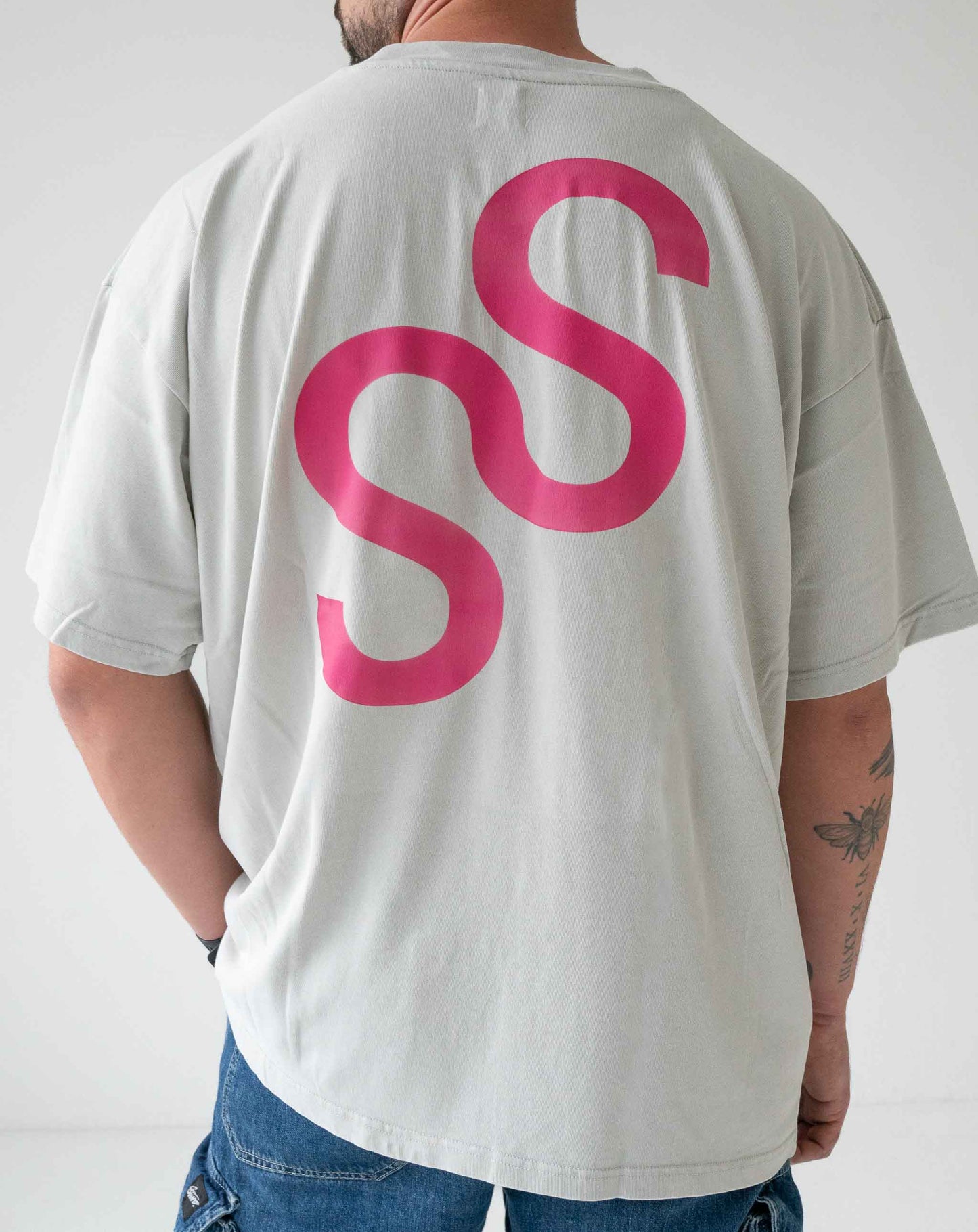 Unisex T-Shirt Snow Wash with Pink Logo